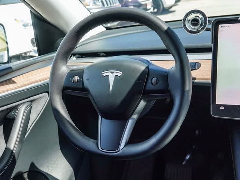 Used 2024 Tesla Model Y Long Range AWD/4WD image 13