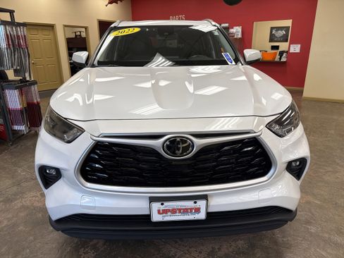 Used 2022 Toyota Highlander XLE image 2