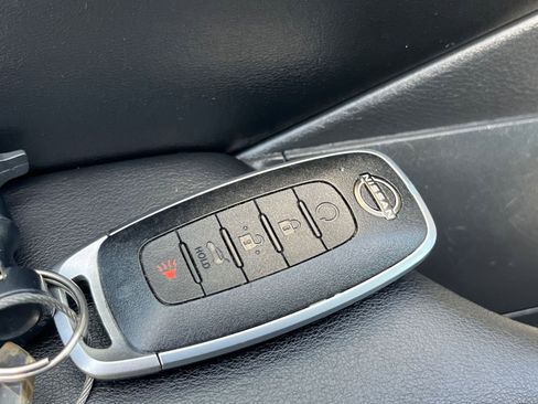 Used 2025 Nissan Rogue SV image 25