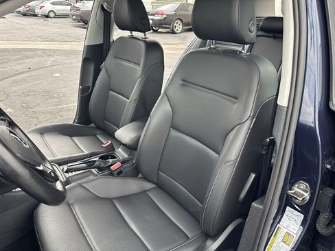 Used 2017 Volkswagen Golf SE image 23