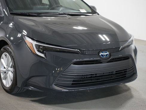 Used 2025 Toyota Corolla LE w/ LE Premium Package image 4