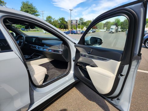Used 2023 BMW i7 xDrive60 w/ Parking Assistance Package AWD/4WD image 30