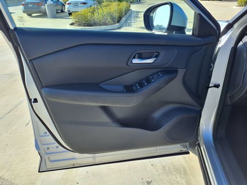 Used 2025 Nissan Rogue SV FWD image 14