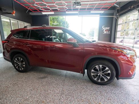 Used 2020 Toyota Highlander XLE AWD/4WD image 5