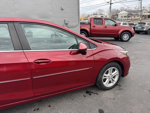 Used 2017 Chevrolet Cruze LT w/ Convenience Package FWD image 10
