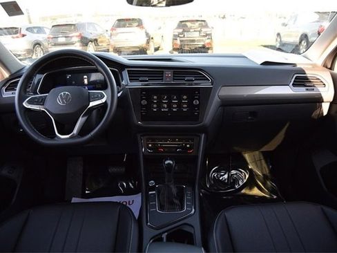 Certified 2022 Volkswagen Tiguan SE w/ Panoramic Sunroof Package image 7