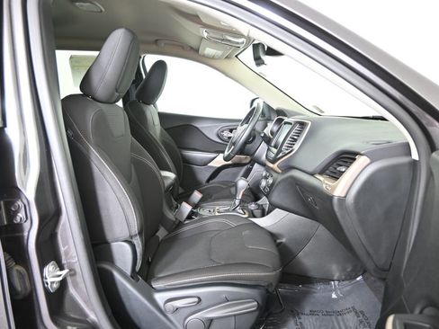 Used 2017 Jeep Cherokee Latitude w/ Safety/Convenience Group AWD/4WD image 13