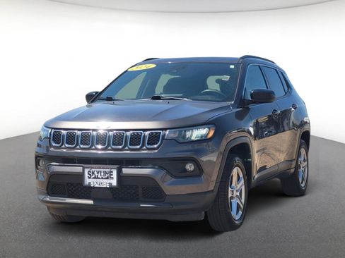 Used 2024 Jeep Compass Latitude AWD/4WD image 4