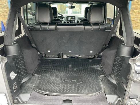 Used 2017 Jeep Wrangler Unlimited Rubicon w/ Connectivity Group image 39