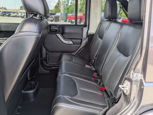 Used 2017 Jeep Wrangler Unlimited Sahara w/ Max Tow Package AWD/4WD image 12