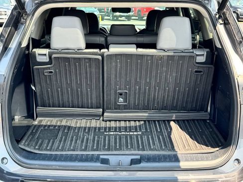 Used 2021 Toyota Highlander XLE AWD/4WD image 17