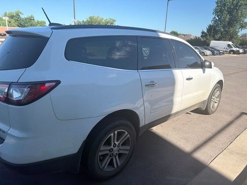 Used 2016 Chevrolet Traverse LT FWD image 2