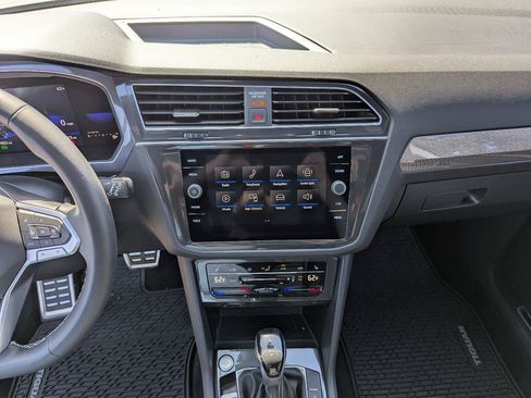 Used 2023 Volkswagen Tiguan SE R-Line AWD/4WD image 17
