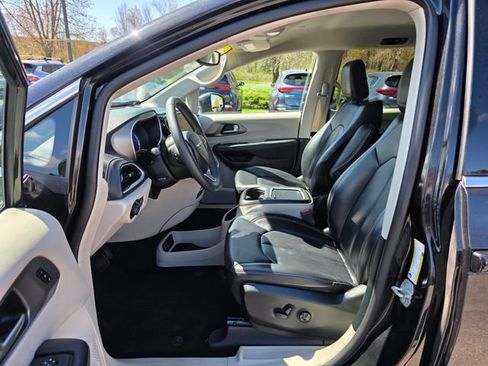Used 2023 Chrysler Pacifica Touring-L FWD image 17