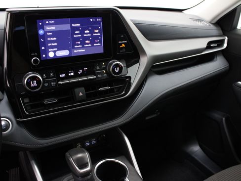 Used 2025 Toyota Highlander LE AWD/4WD image 16