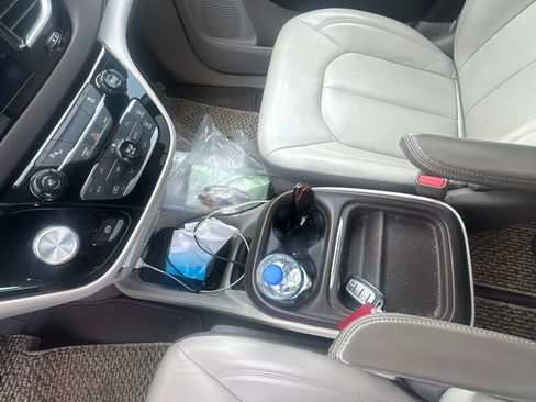 Used 2017 Chrysler Pacifica Touring-L FWD image 12