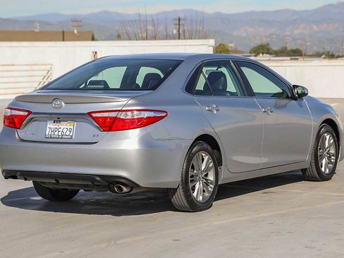 Used 2015 Toyota Camry SE image 5