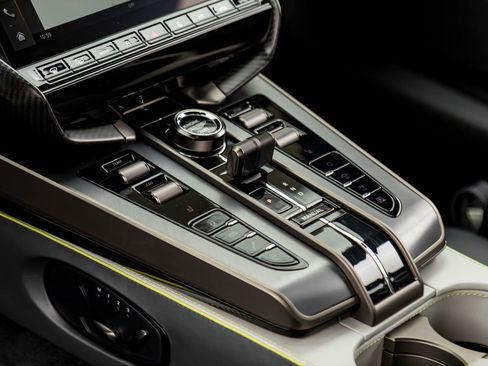 Used 2025 Aston Martin Vanquish image 17