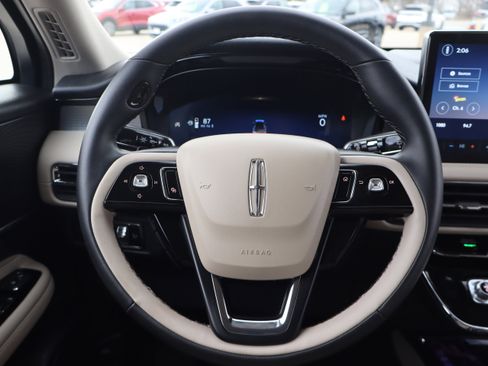 Used 2025 Lincoln Corsair AWD image 14