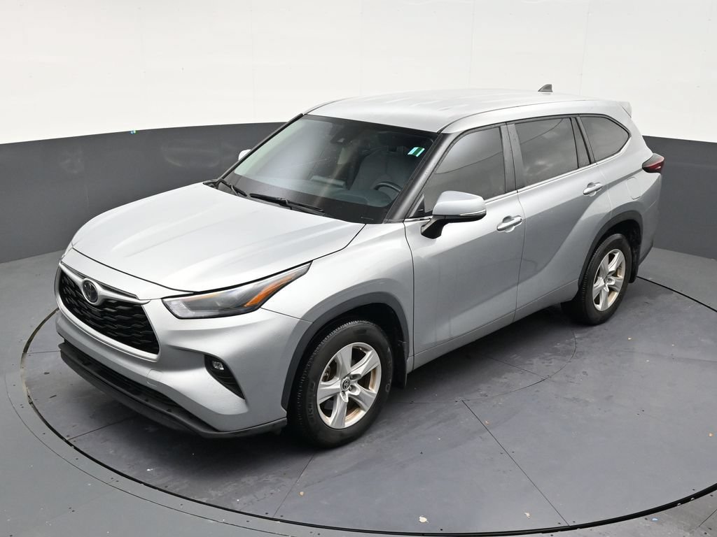 Used 2024 Toyota Highlander LE FWD image 11