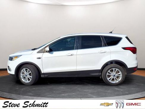 Used 2019 Ford Escape SE FWD image 2