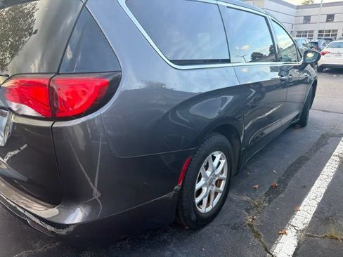 Used 2017 Chrysler Pacifica Touring FWD image 8