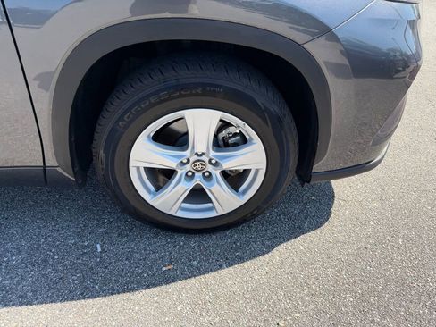 Used 2022 Toyota Highlander LE image 4