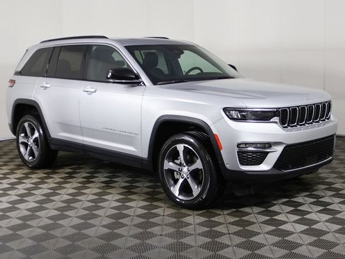Used 2024 Jeep Grand Cherokee Limited w/ Luxury Tech Group II AWD/4WD image 2