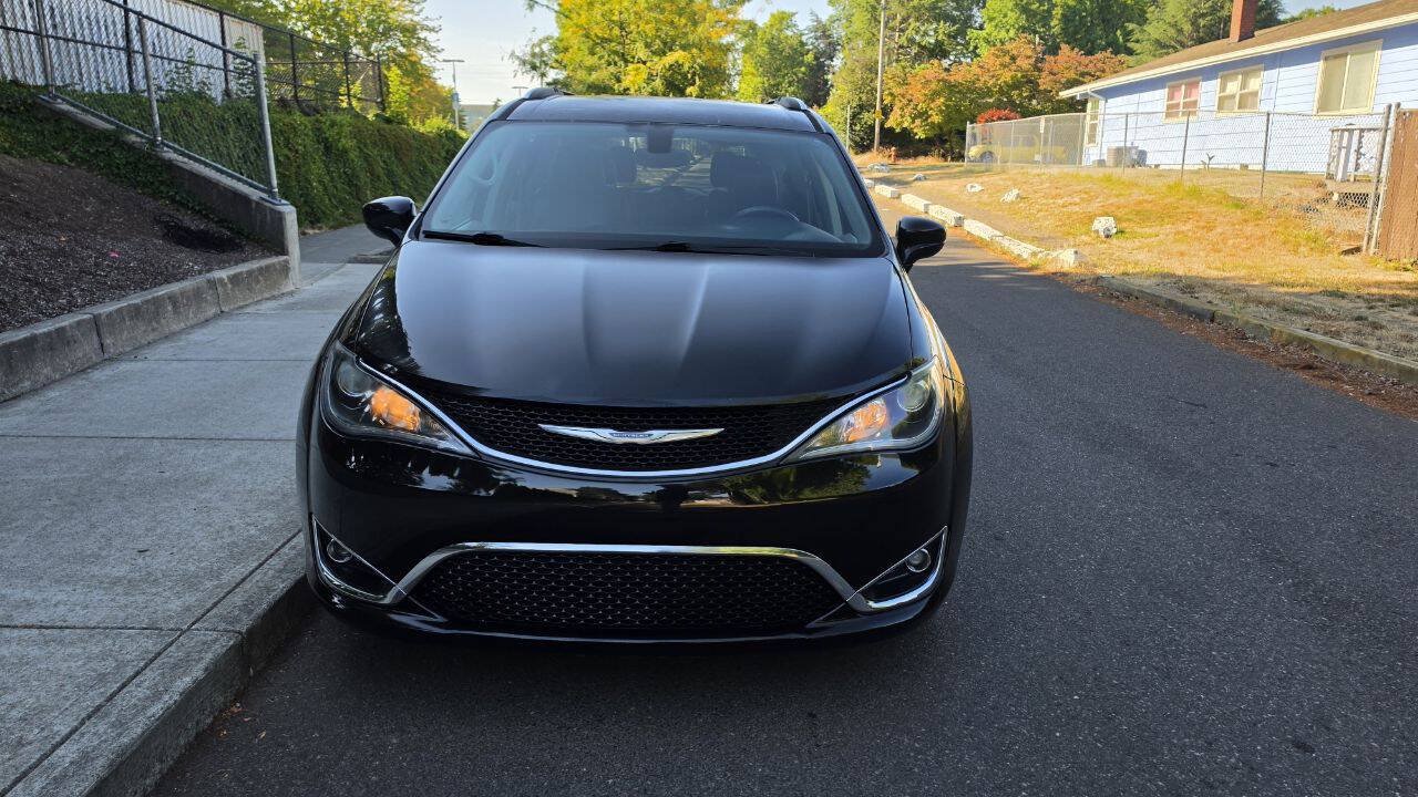 Used 2018 Chrysler Pacifica Touring-L FWD image 2