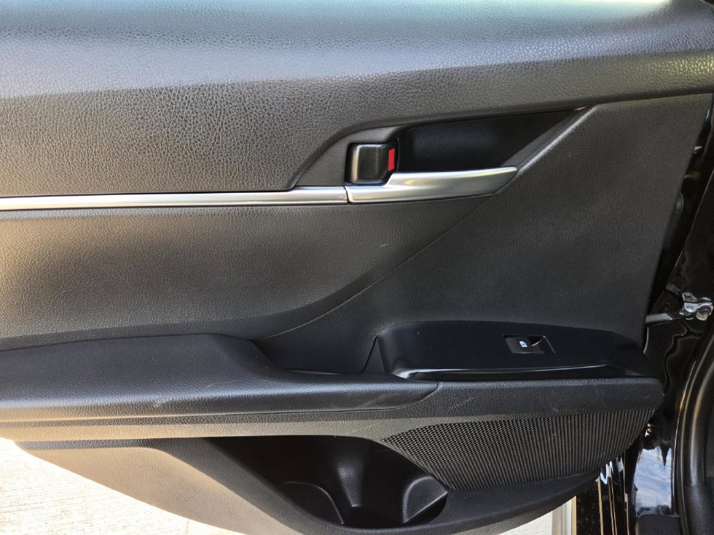 Used 2018 Toyota Camry SE w/ Moonroof Package FWD image 11