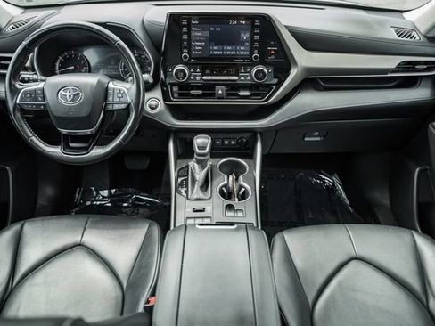 Used 2020 Toyota Highlander XLE AWD/4WD image 19