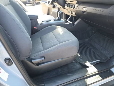 Used 2018 Toyota Tacoma TRD Sport AWD/4WD image 43