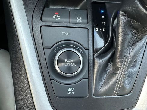 Used 2022 Toyota RAV4 XLE Premium image 18