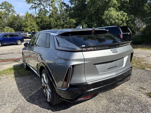 Used 2025 Cadillac Lyriq Luxury w/ LPO, Floor Liner Package AWD/4WD image 2