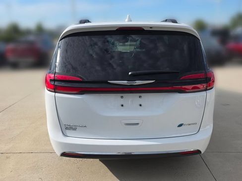 Used 2022 Chrysler Pacifica Touring-L FWD image 4
