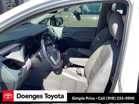 Used 2019 Toyota Sienna XLE w/ XLE Navigation Package image 17