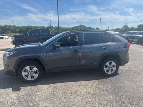 Used 2019 Toyota RAV4 XLE AWD/4WD image 2