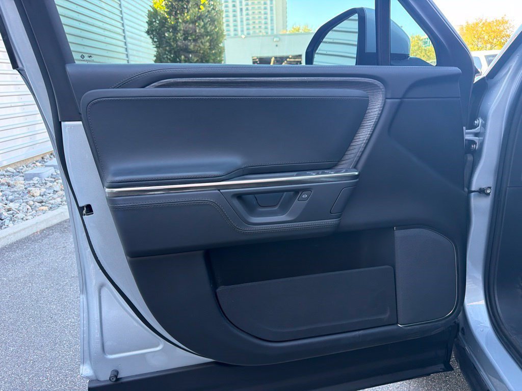 Used 2025 Rivian R1S Adventure Dual AWD/4WD image 9