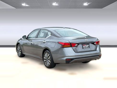 Used 2024 Nissan Altima 2.5 SV image 3