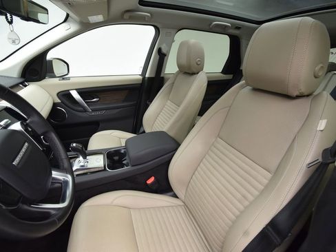 Used 2020 Land Rover Discovery Sport SE image 19