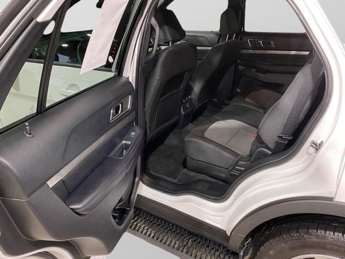 Used 2018 Ford Explorer XLT AWD/4WD image 10
