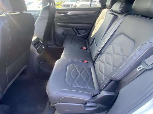 Used 2025 Volkswagen Atlas Cross Sport SE FWD image 13