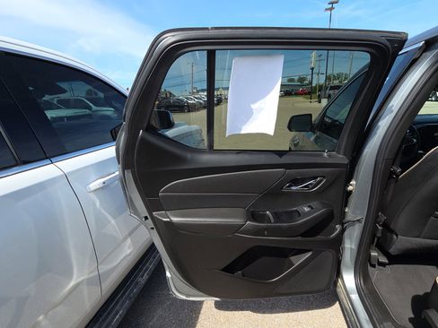 Used 2023 Chevrolet Traverse Premier FWD image 12