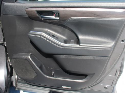 Used 2022 Toyota Highlander Platinum AWD/4WD image 21