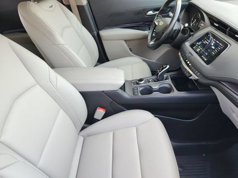 Used 2023 Cadillac XT4 Luxury w/ Cold Weather Package FWD image 19