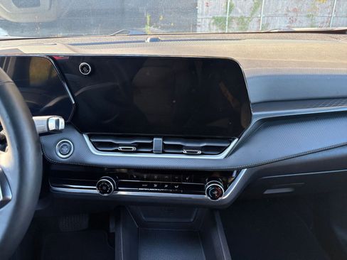 Used 2025 Chevrolet Equinox LT image 18