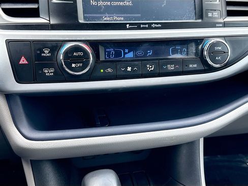 Used 2019 Toyota Highlander XLE FWD image 34