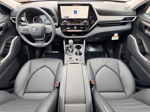 New 2026 Toyota Highlander XLE image 17