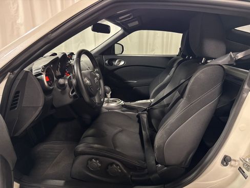 Used 2015 Nissan 370Z Coupe RWD image 3