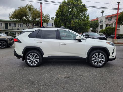 Certified 2022 Toyota RAV4 XLE Premium image 4